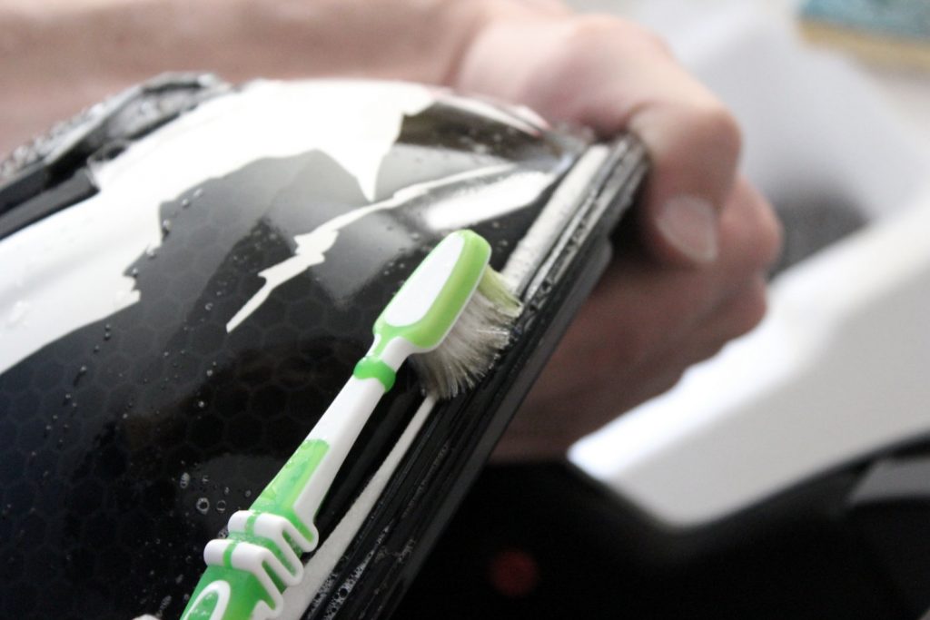 casco motocicleta limpia cepillo dientes