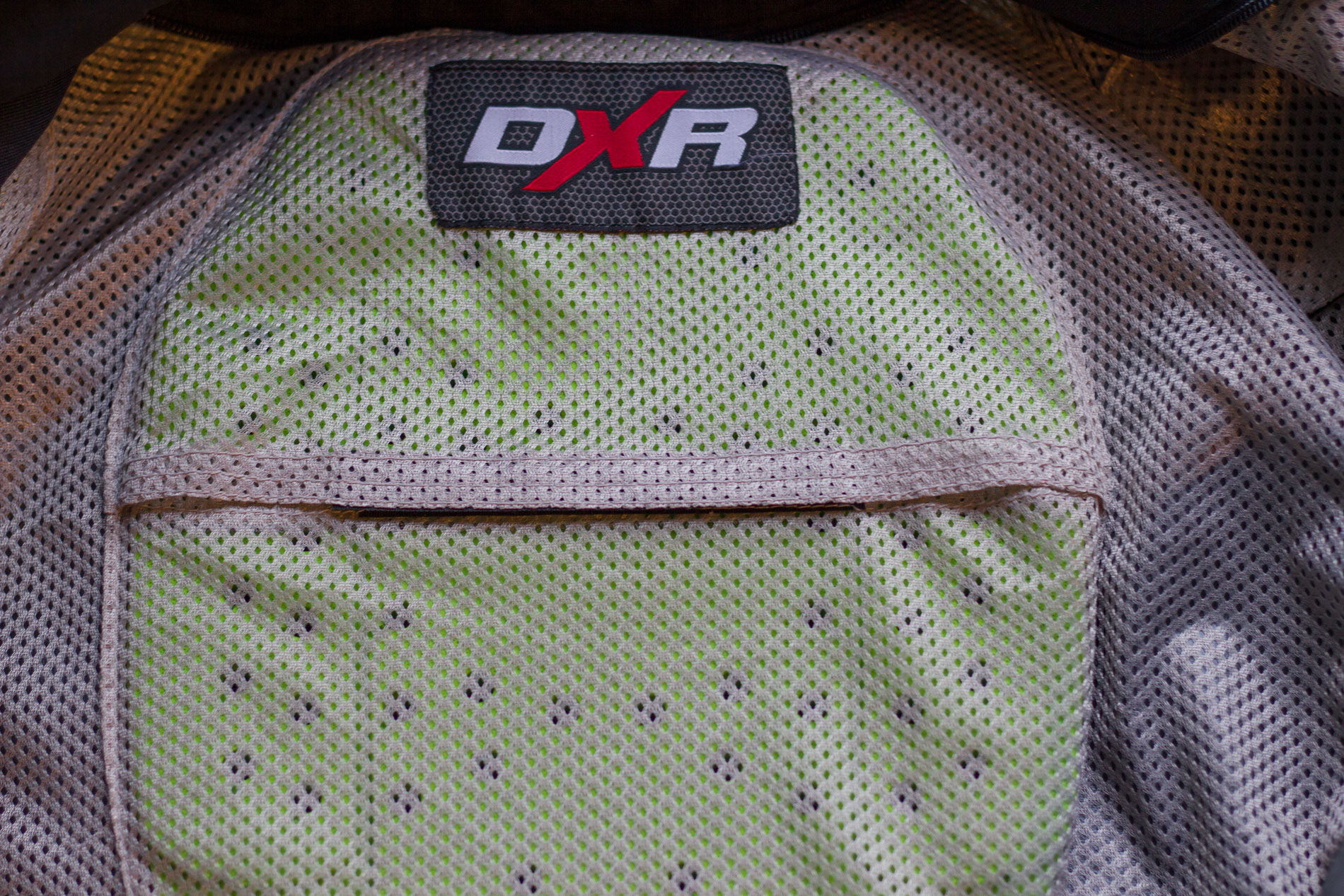 Como era de esperar, el DXR Volver protector de espalda encaja perfectamente en la chaqueta de DXR Roadtrip