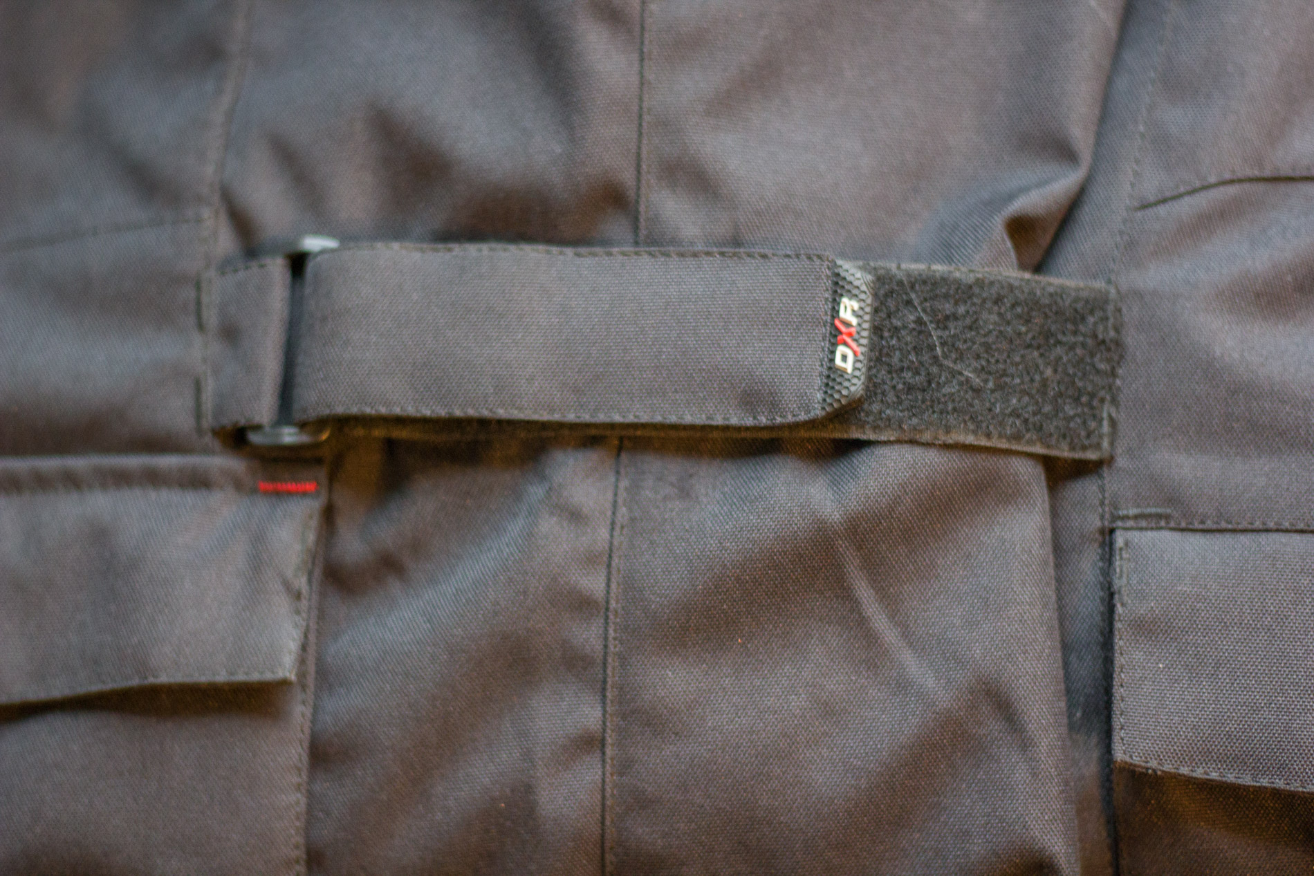 Tiras de velcro permiten ajustar la chaqueta de DXR Roadtrip todo el cuerpo