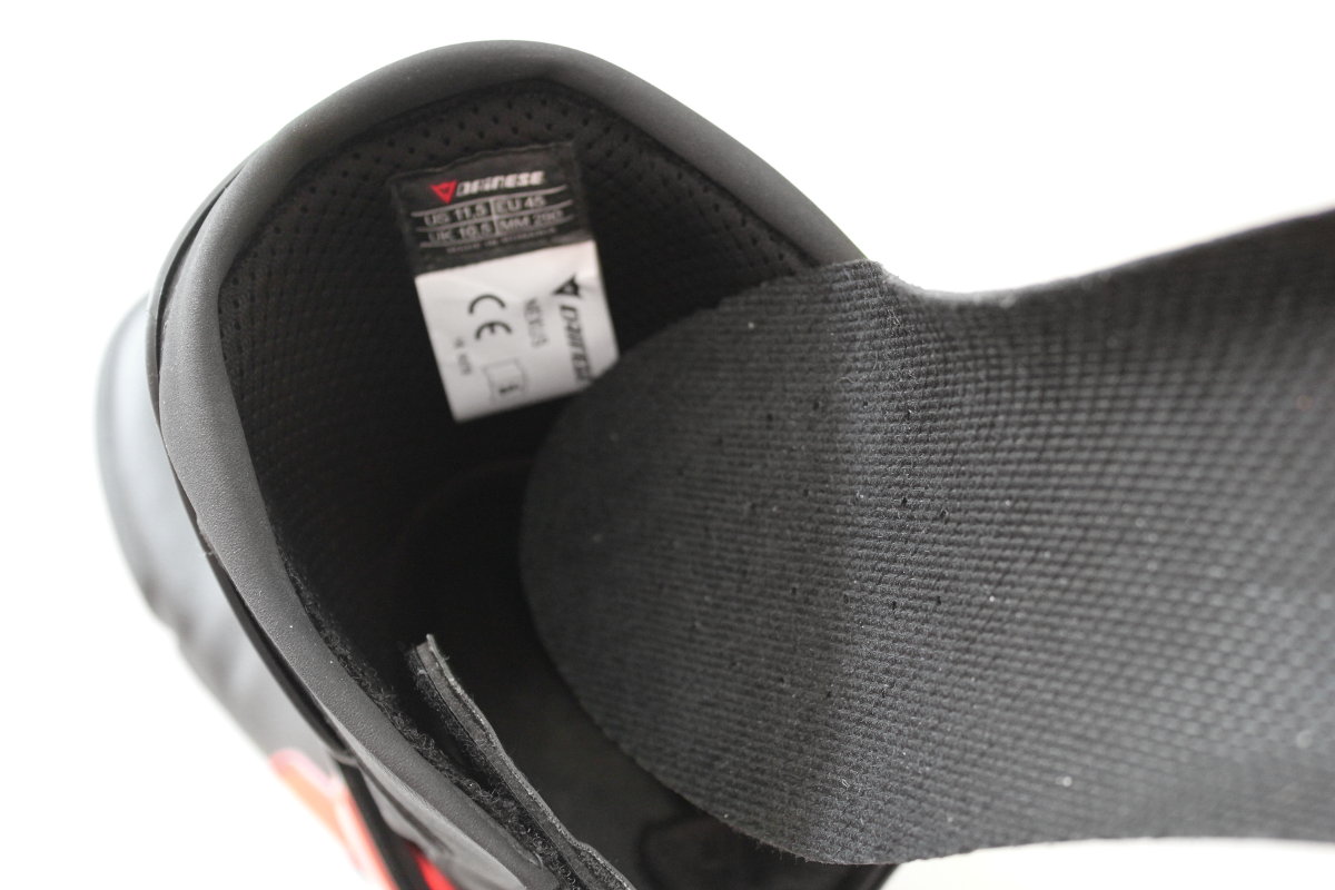 Un tejido transpirable interior forrado con una suela interior extraíble, ideal para las botas de moto saludables