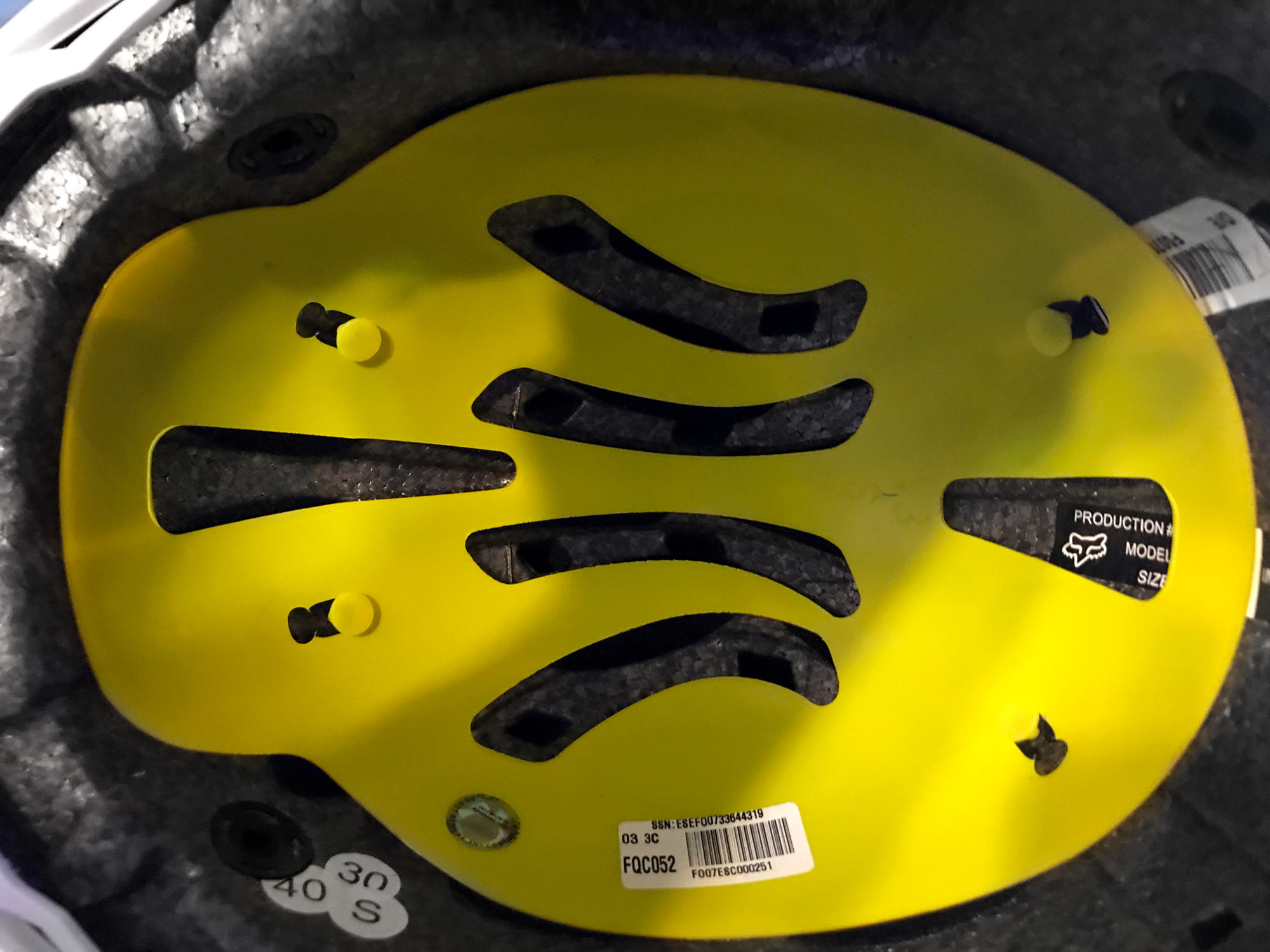 El casco amarillo del Sistema MIPS, a