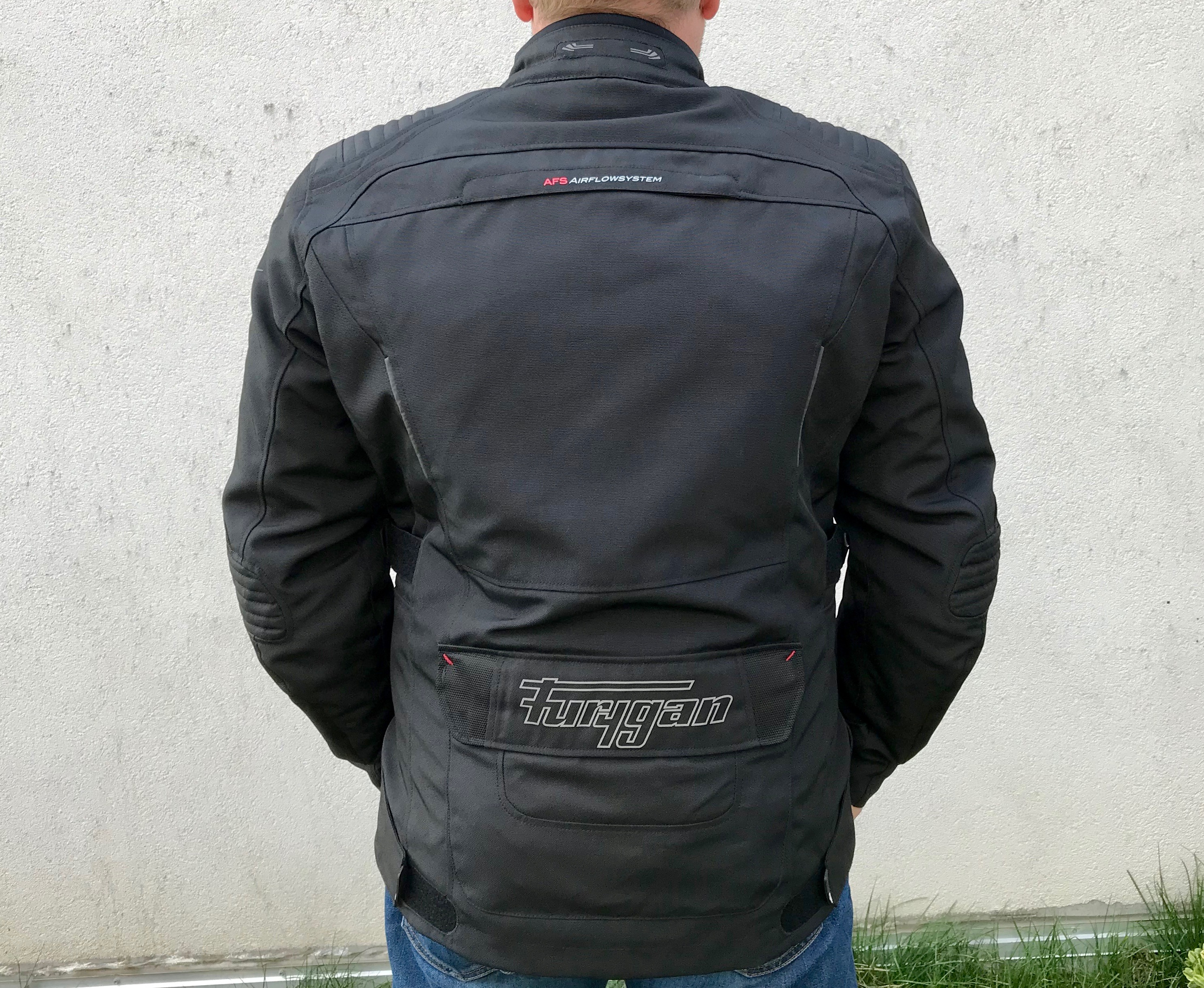 La chaqueta Bronco Furygan está equipado con unas inserciones pequeña retrorreflectantes