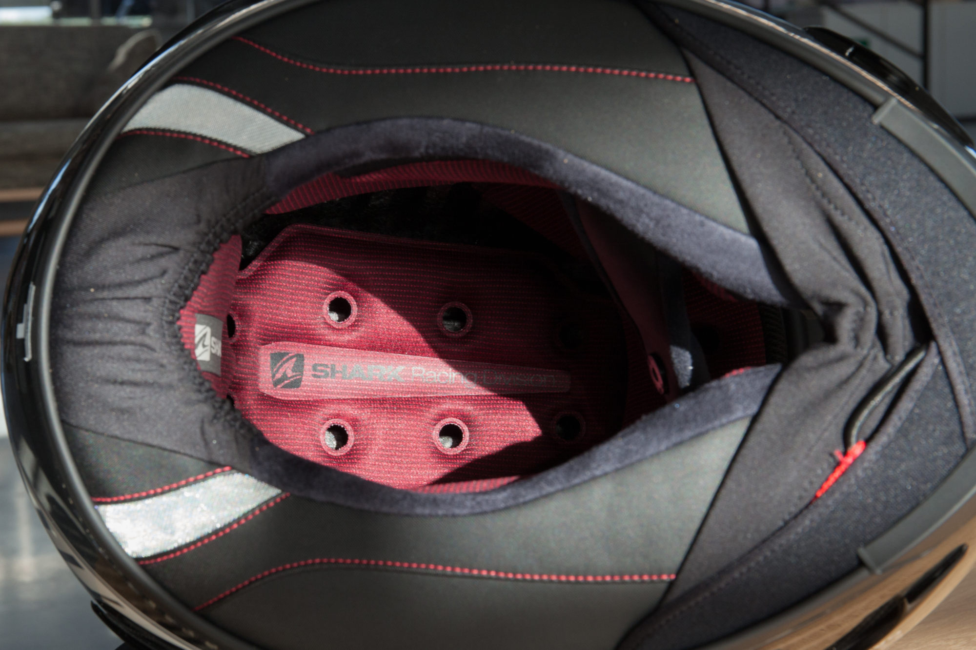 El interior del Shark Race-R Pro, ventilado y cómodo. Fijaos en la barbillera ajustable.
