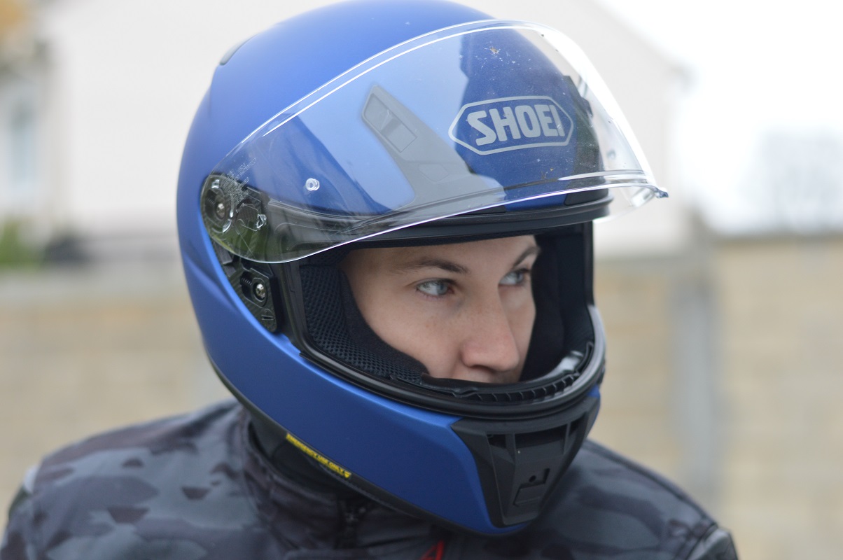 ¡La imponente abertura de ventilación en el mentón del casco Shoei RYD funciona a tope!