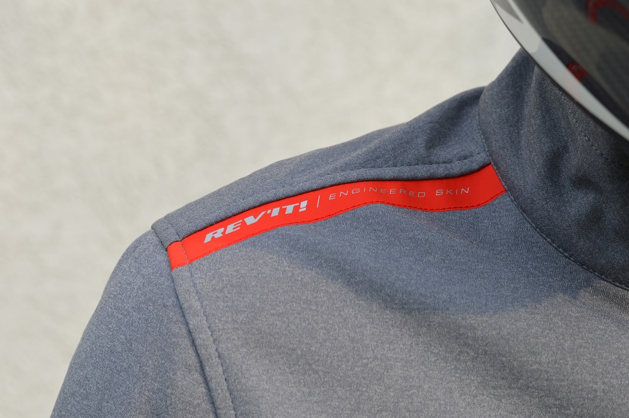 La marca roja «engineered skin», que contrasta con el gris de la chaqueta