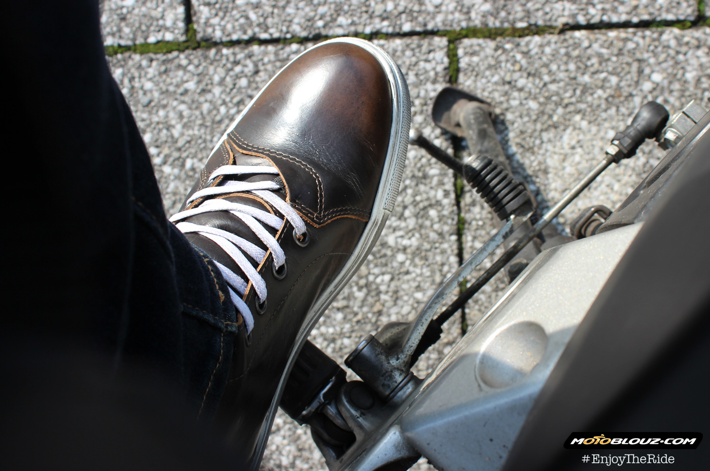 Las zapatillas Street Rocker se pueden llevar en moto, pero también en otras situaciones, como en la oficina.