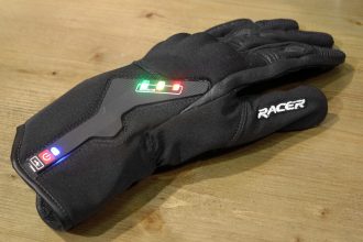 El prototipo de guantes de motocicleta conectado libertad Racer que advierte de los peligros