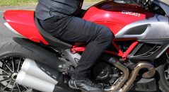 Pantalón vaquero DXR Boost y Ducati Diavel en la carretera
