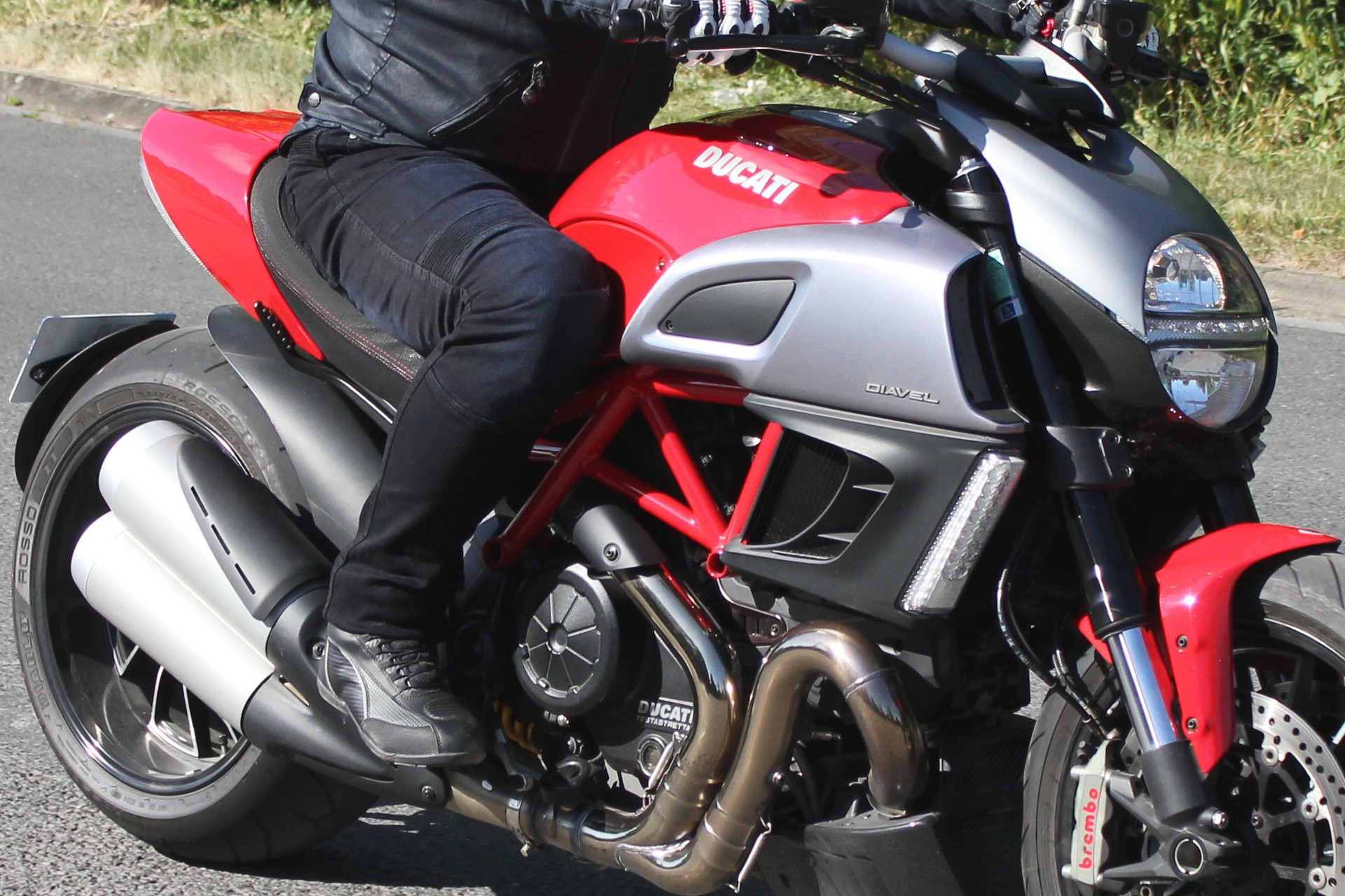 Pantalón vaquero DXR Boost y Ducati Diavel