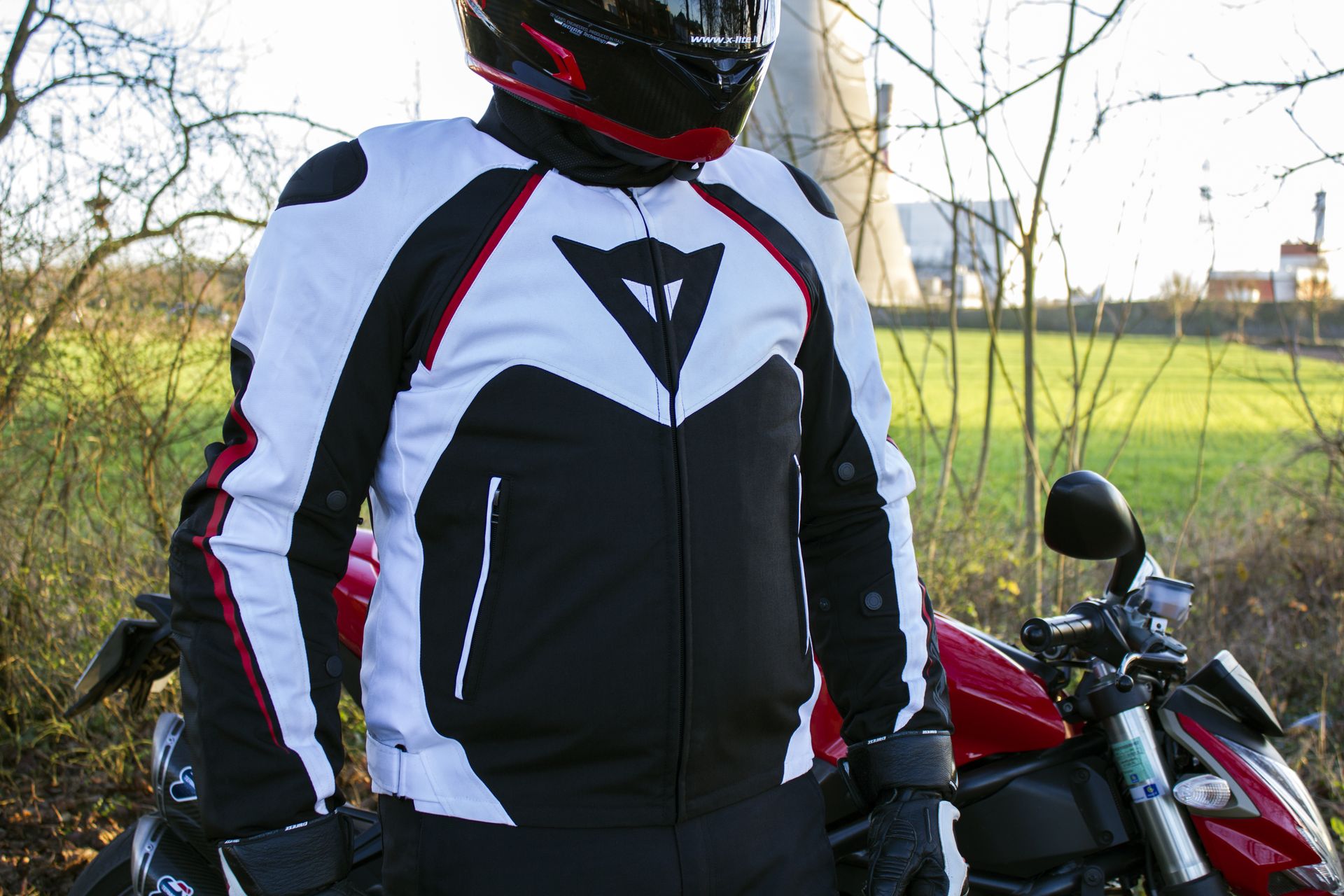 Prueba de la Dainese Hawker, una chaqueta para todo tipo de clima adaptada a las motos deportivas