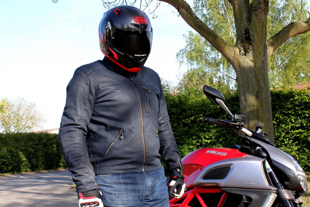 Vista frontal de la chaqueta superposición Garry, una chaqueta tendencia motocicleta y discreta