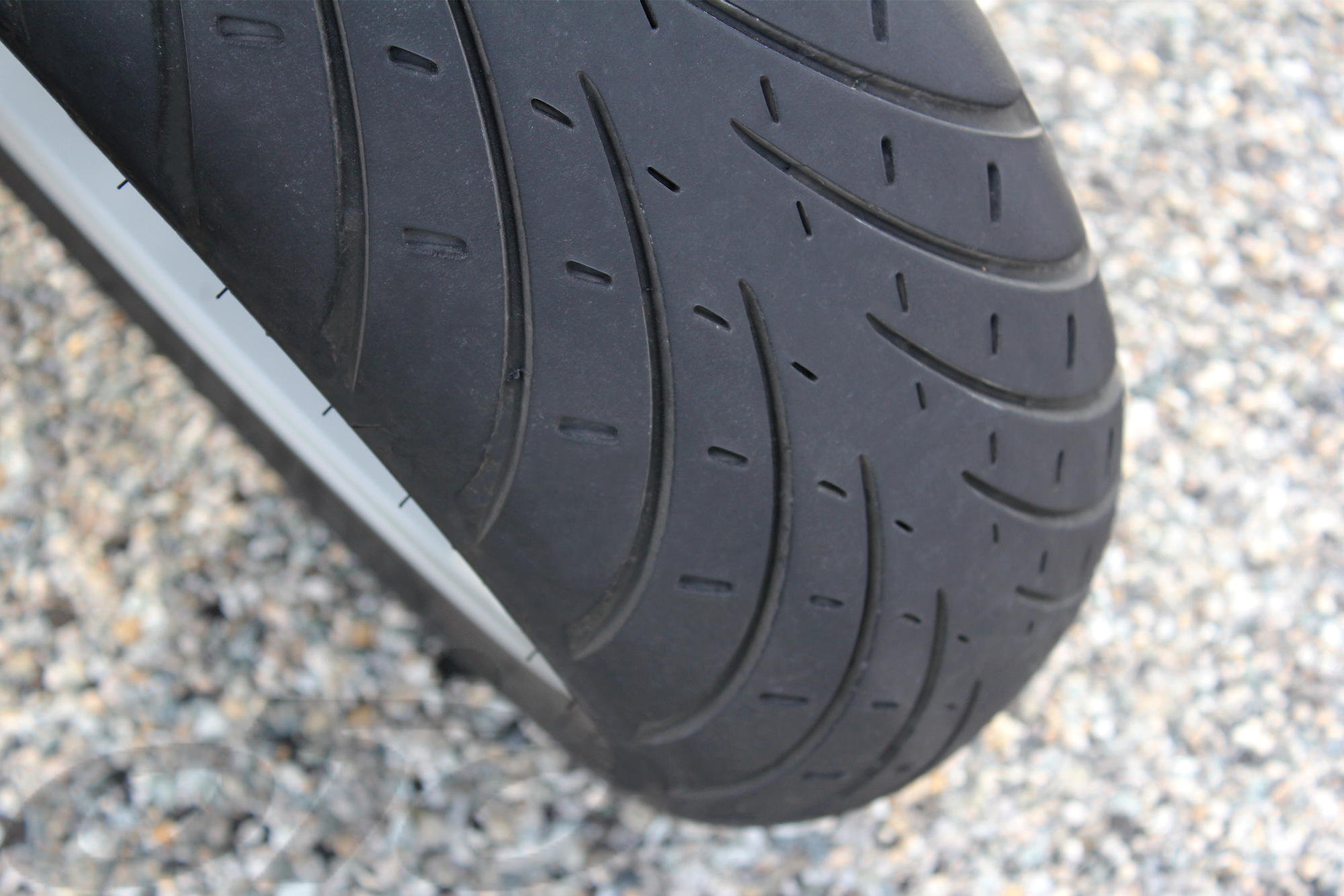 El neumático trasero es bigoma, mientras que el neumático delantero utiliza la goma más blanda que encontramos en las pestañas traseras