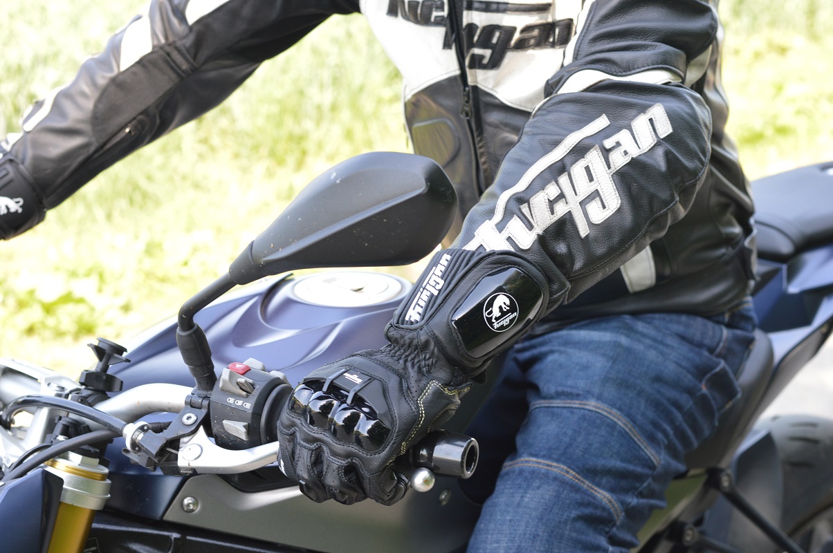 La flexibilidad de los guantes Furygan AFS 18 permite un manejo sin esfuerzo de los mandos