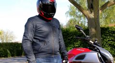 Vista frontal de la Overlap Garry, una chaqueta para moto moderna y discreta