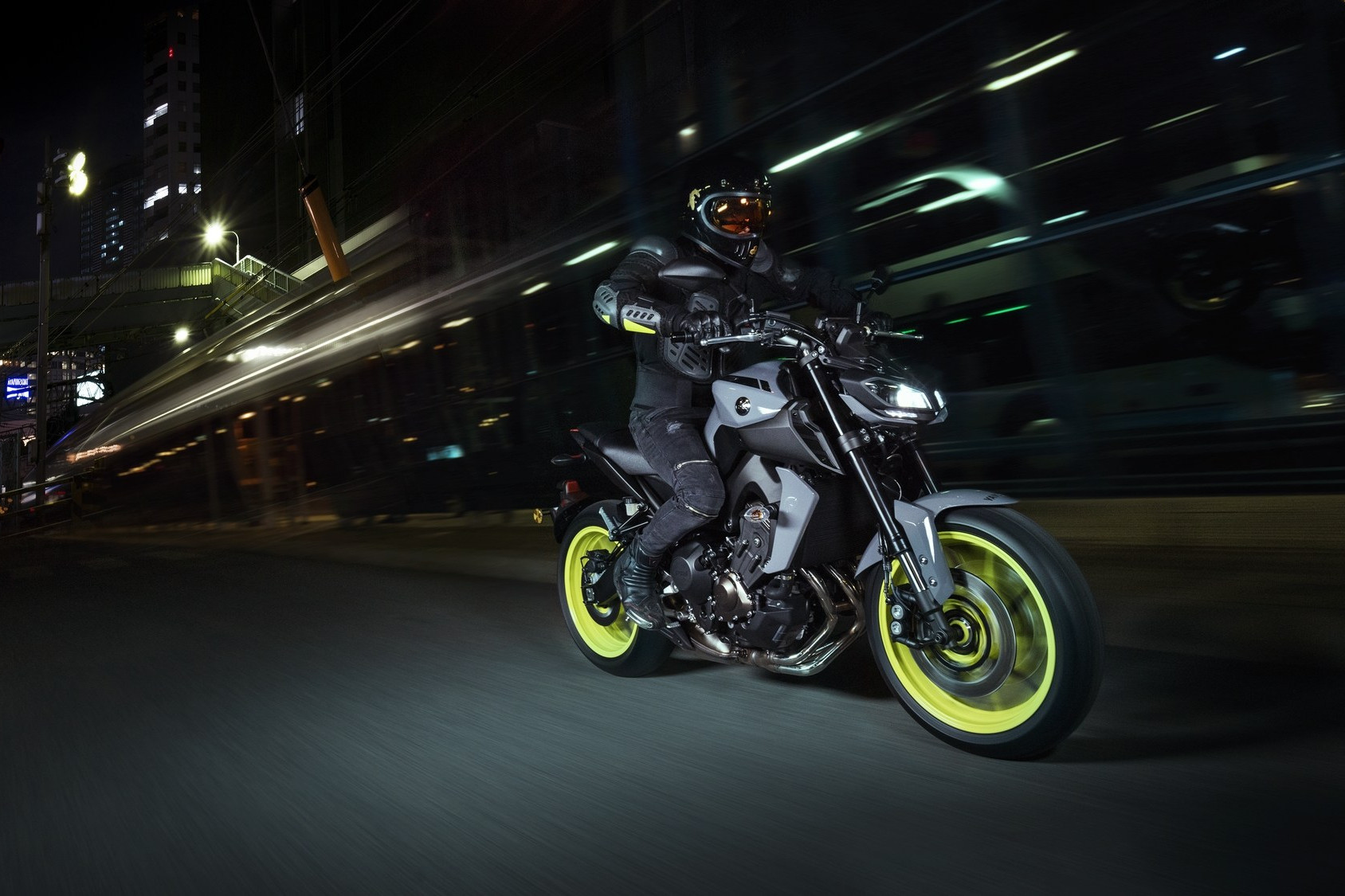Conducir en moto por la noche: ¡Nuestros consejos para mejorar tu experiencia!