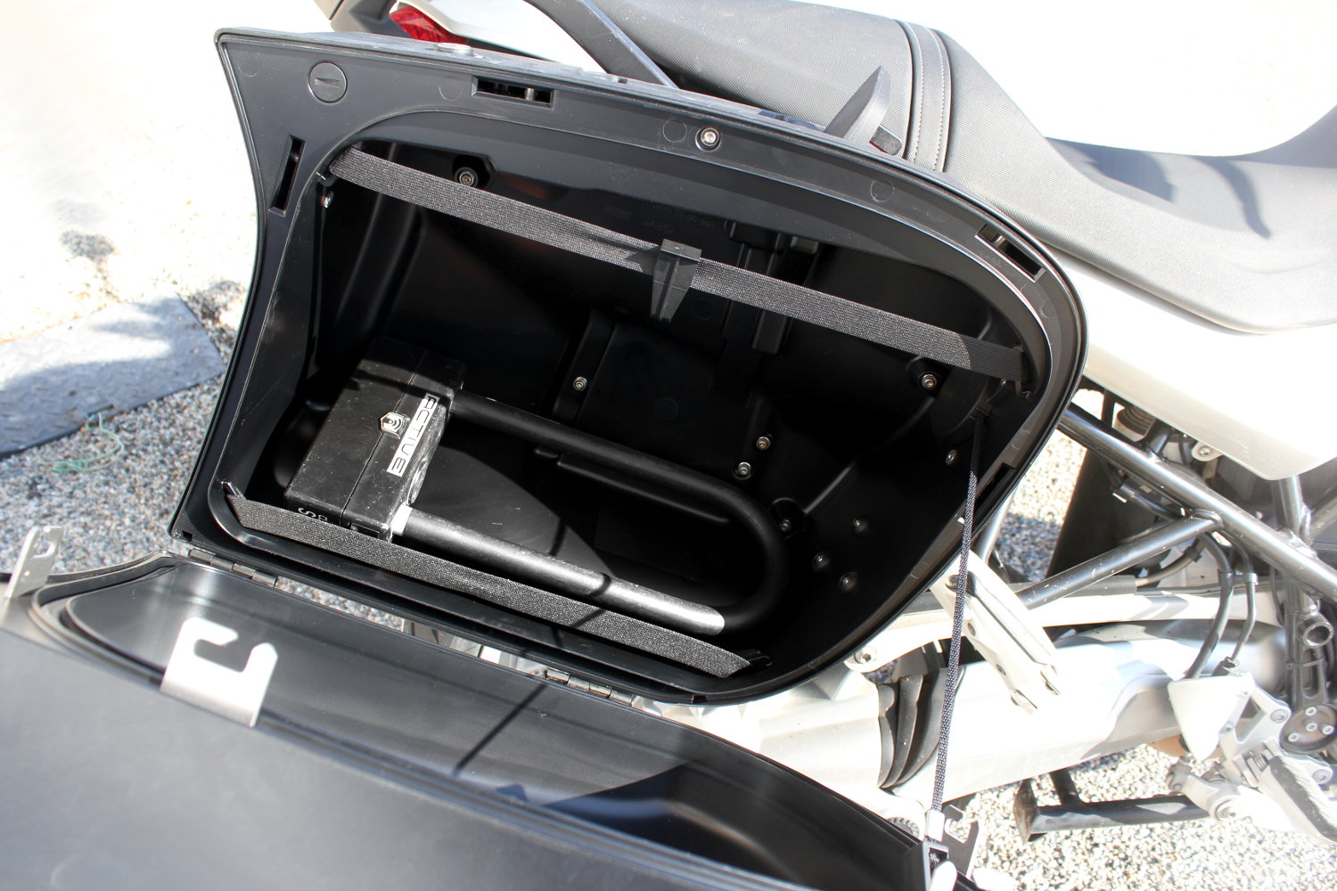 Los accesorios de equipaje son sin duda la solución más cómoda para transportar el antirrobo de moto. Si no contáis con ninguno, echad un vistazo a las bolsas sobredepósito: ¡las hay bastante baratas!