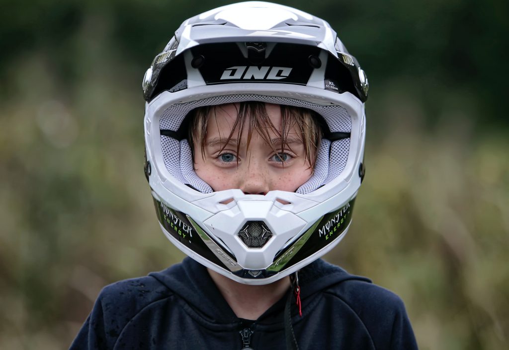 bronce Derribar Cesta Casco de moto para niño: consejos para elegir bien