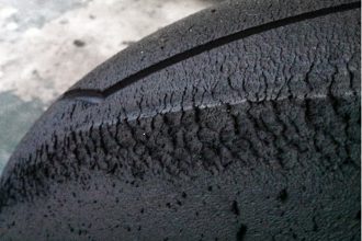 El desgaste irregular de los neumáticos de circuito a menudo nos indica ajustes no adecuados