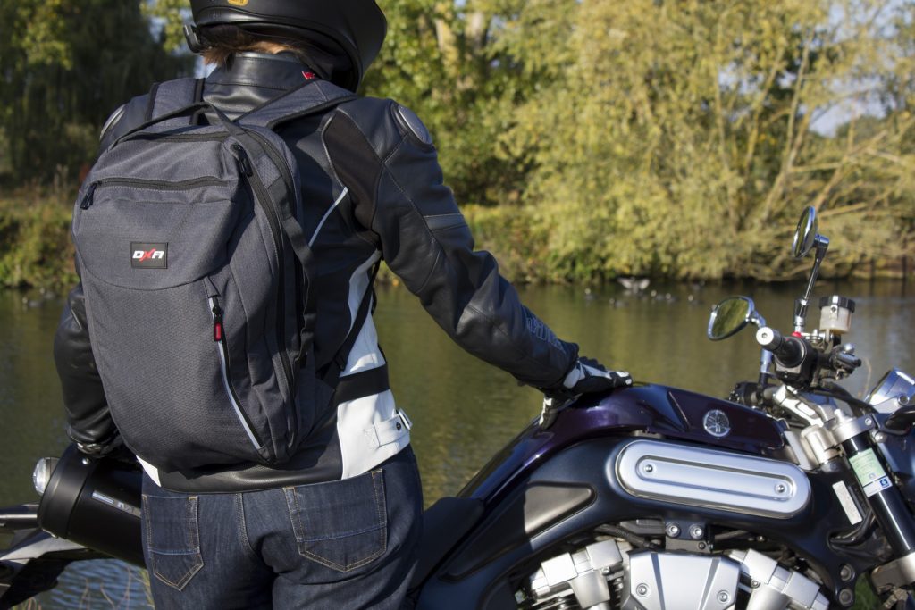 Una mochila demasiado ajustada puede obstaculizar el airbag de moto
