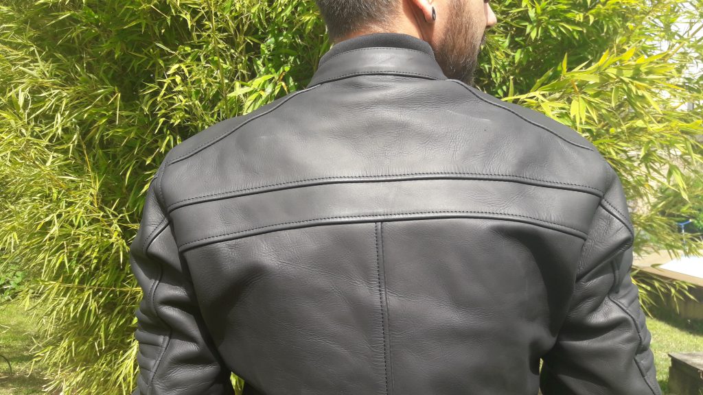 Piezas impecables y diseño en la chaqueta de cuero DXR DEAN